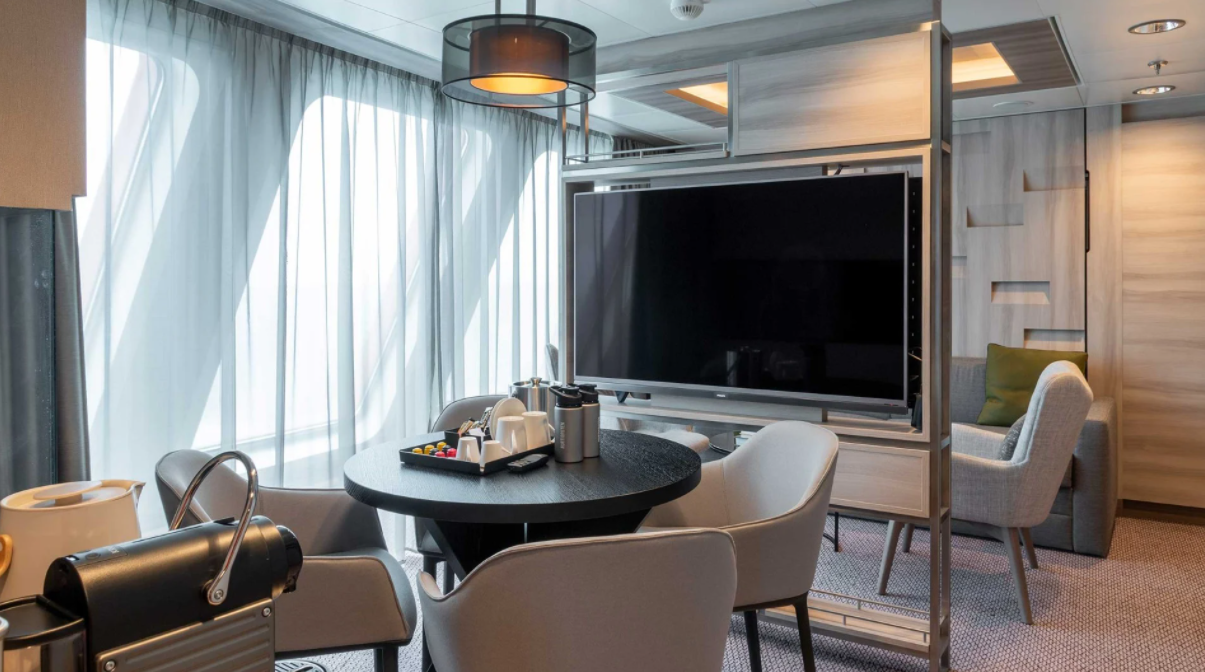 Hurtigruten - MS Fridtjof Nansen - Expedition Suite XL Suite MB 3.png